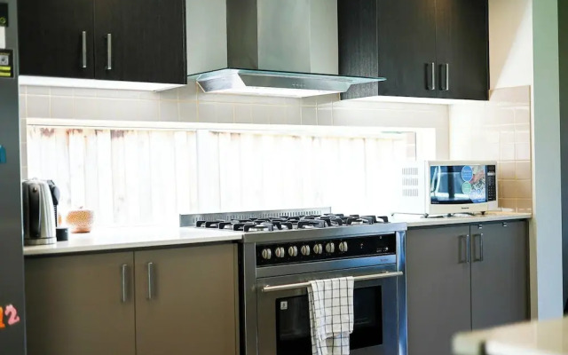 StayAU Spacious Stay Point Cook