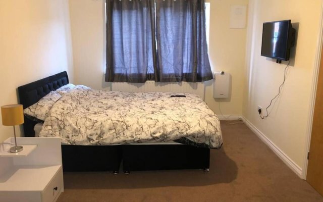 Lovely 2 Bedroom Family Holiday Home in London