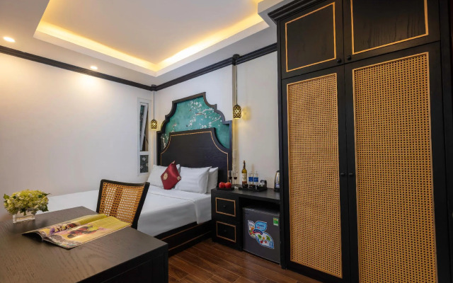 Queen Light Hotel