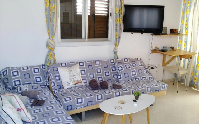 Larnaca, Pervolia 1 bedroom seaside apartment