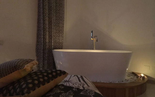 Intra Rooms