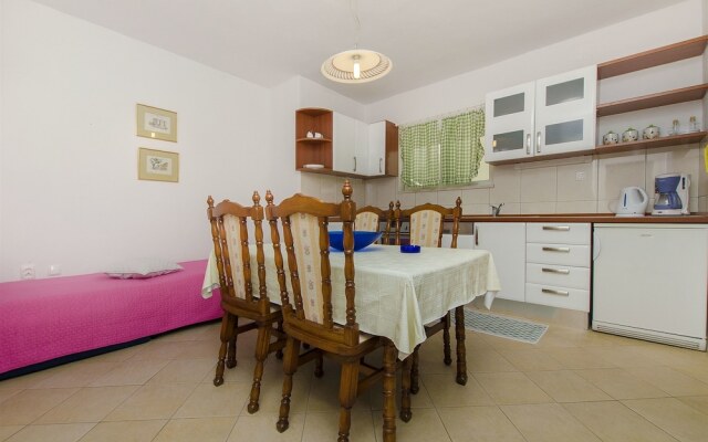 Apartments And Rooms Vojmir