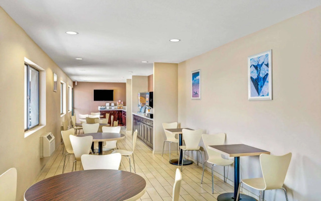 Super 8 by Wyndham Las Vegas Nellis AFB Area