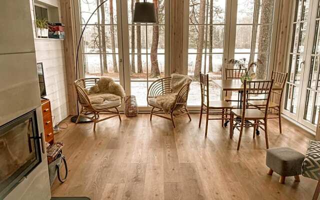 Saarj¿e puhkemaja tuba koos hommikus¿¿giga