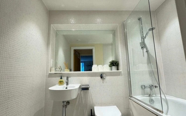 Contemporary 2BD Flat W/balcony Canary Wharf!