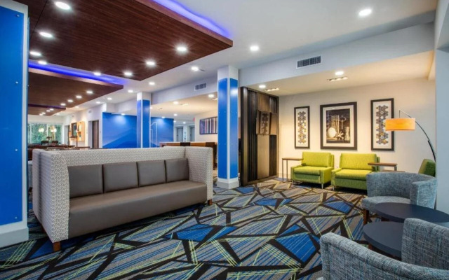 Holiday Inn Express & Suites Deland South by IHG