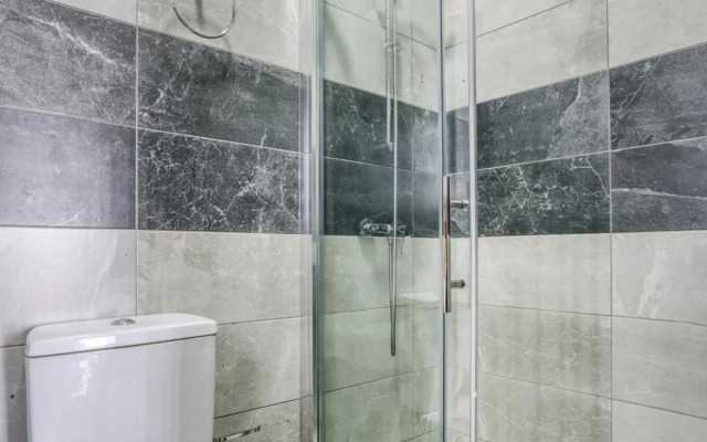 Spacious, 1BR duplex off UNI/Hospital with WIFI by 360 Estates