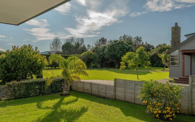 Sunlight Bach - Whitianga Holiday Home