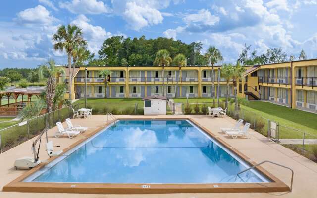 Days Inn by Wyndham Lake City I-75