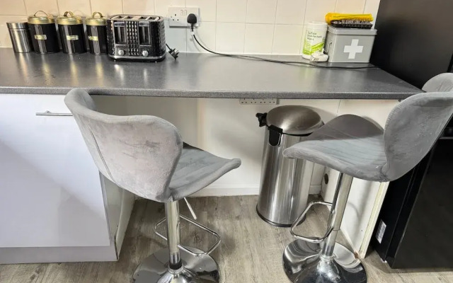 Manchester - House - Sleeps 6 - Parking - Garden