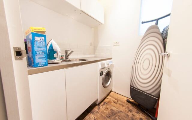 Spacious, Homey 4-br Home For 8 in Peckham