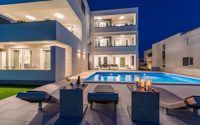 Apartments & Rooms Pool Villas Maris