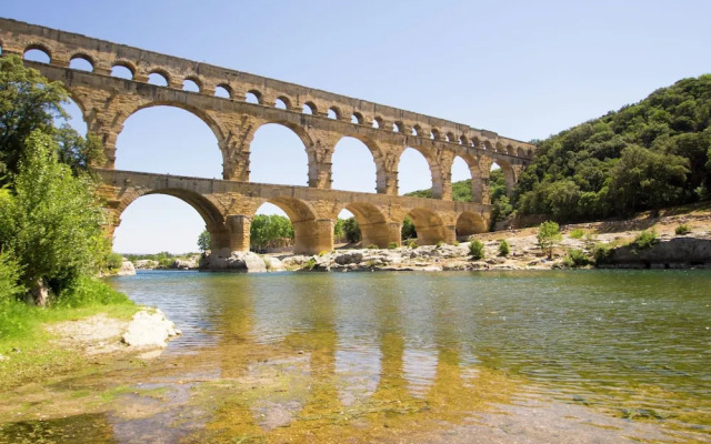 Cozy Holiday Home in Noves with Swimming Pool