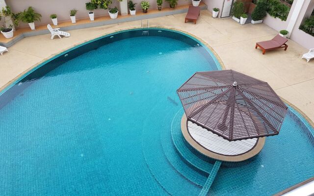 A Beautiful Studio Pool View Downtown