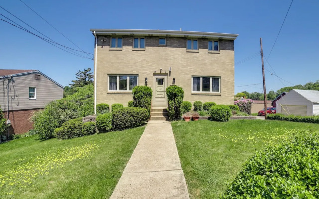 3 Mi to Downtown: Pittsburgh Home w/ Balcony!