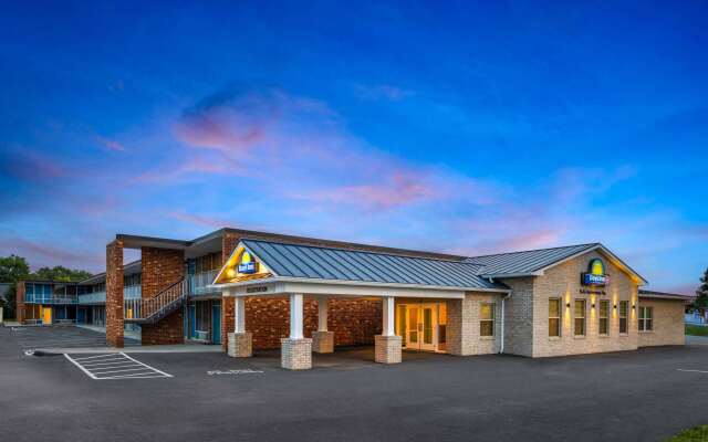 Days Inn by Wyndham Frederick