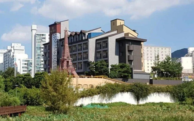Hotel The Base