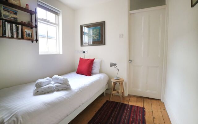 Charming 2 Bedroom House With Garden in East London