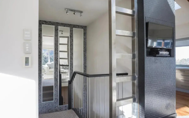 Central Style - 3 Bedroom Townhouse with Lakeview