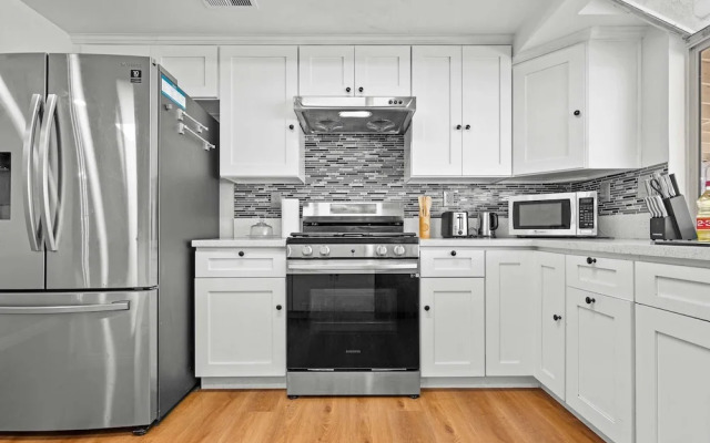 Spacious Retreat Near Iconic LA Sights