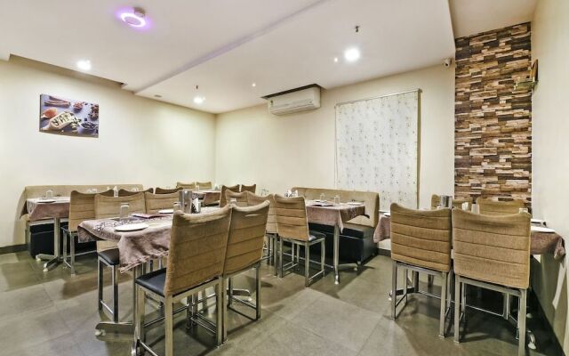 Capital O 4493 Apple Hotel