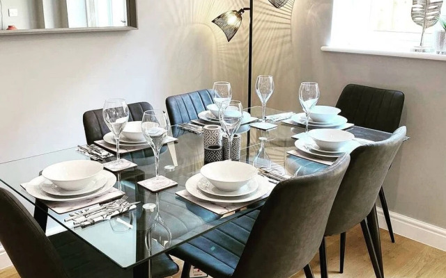 Elegant Ludlow Haven: 4Bed Ultimate Tranquility