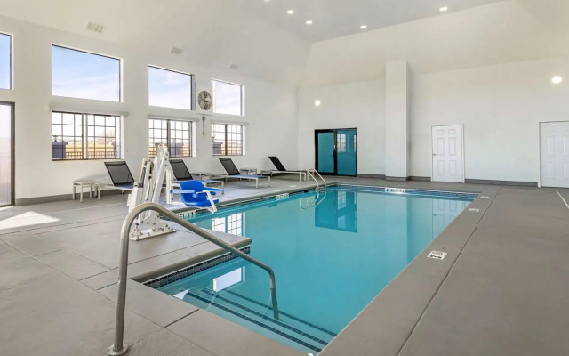 Coratel Inn & Suites by Jasper Park City - Wichita North