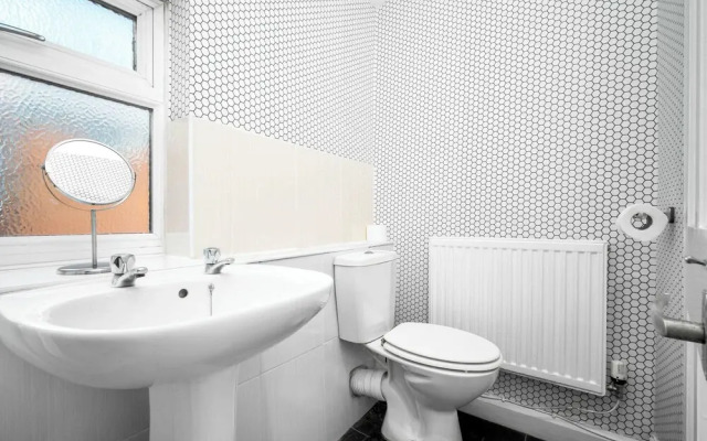 Cosy Three Bedroom Family Home With Garden