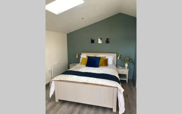 The Cosy Cabin by the shore