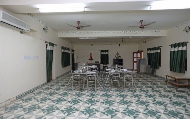 OYO 9933 Hotel Meera Mahal