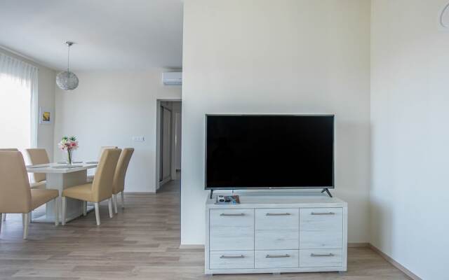 New Modern Apartment With Private Terrace Near the Beach