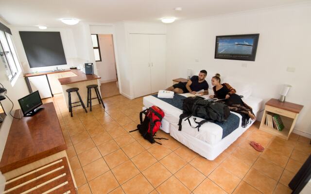 Base Airlie Beach Resort - Hostel