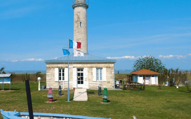 Semi-detached House on a Vineyard, Talais