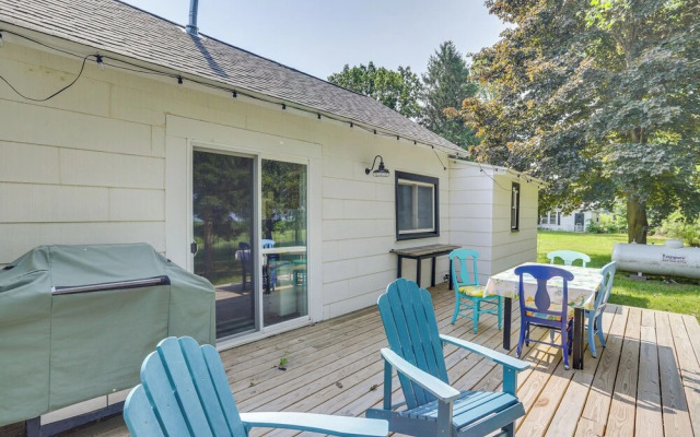South Haven Farmhouse w/ Fire Pit, 4 Mi to Beach!