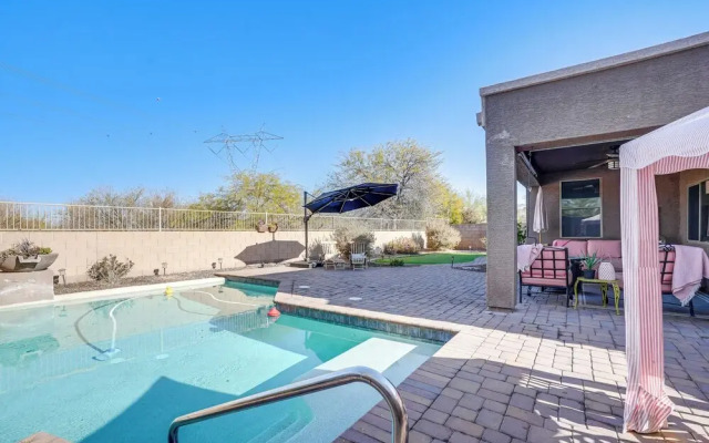 Family-friendly Goodyear Oasis: Fire Table, Pool!