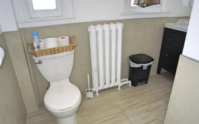 Spadina 11 Guesthouse