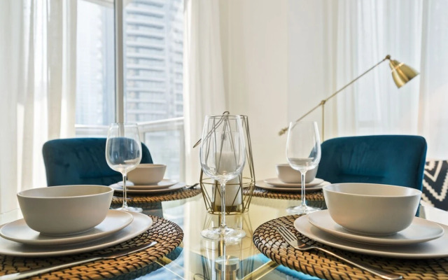 Monty - Stylish Apartment with Partial Burj Khalifa View