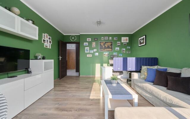 Lively Green Apartment by Renters