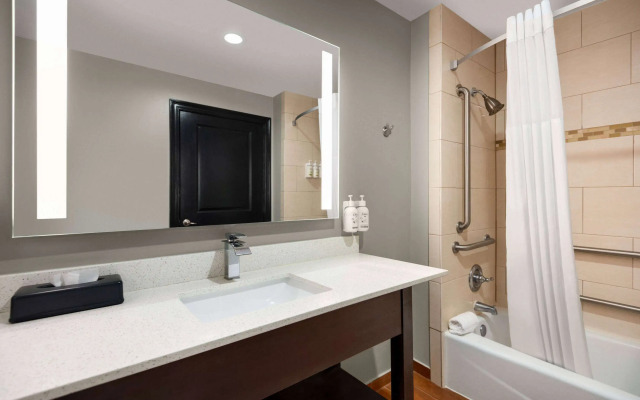 La Quinta Inn & Suites by Wyndham Gonzales LA