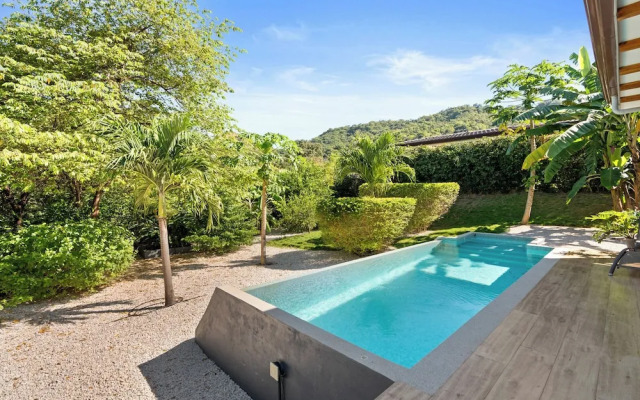 Luxurious Home with Bright, Modern Design and Private Infinity Pool in High-End Community