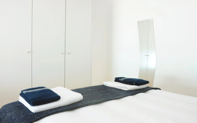 Sunday - Lovely Mezzanine with FREE PARKING