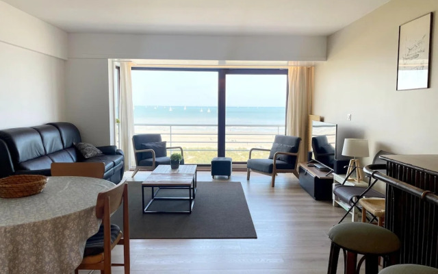 Apartment in Nieuwpoort by the Sea Wall