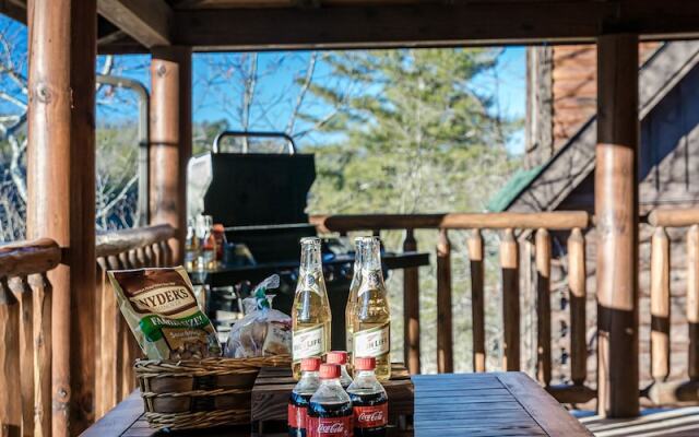Bear Vista Retreat w HotTub Pool View