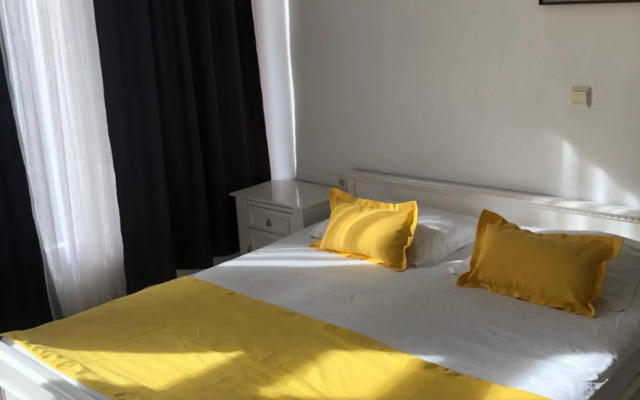Sunny Varshava Hotel
