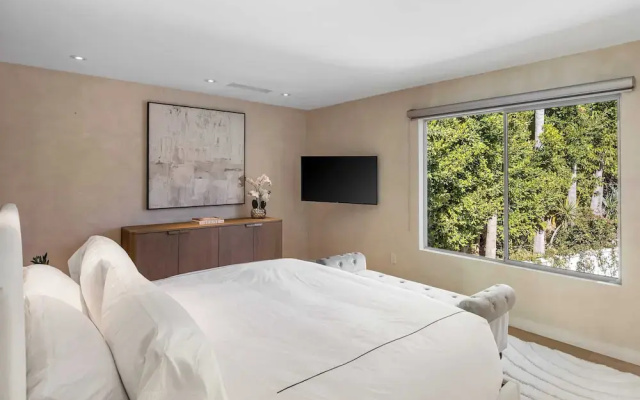 Luxury Hollywood Hills Home With Pool, Outdoor Dining & Iconic Views Skyline Chalet