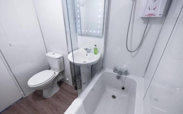 ☆ Bright, 2 Bedroom West End Apartment ☆