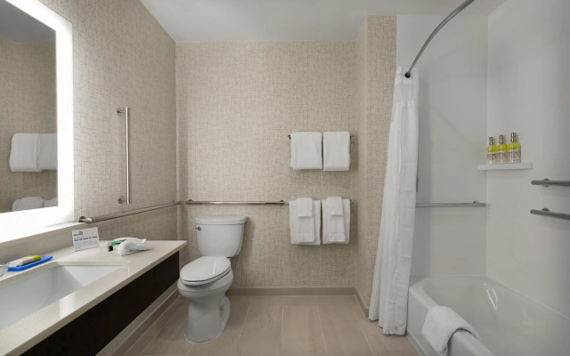 Holiday Inn Express & Suites Fayetteville South by IHG