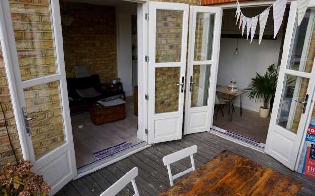 Beautiful Canalside 1-bedroom Flat With Terrace