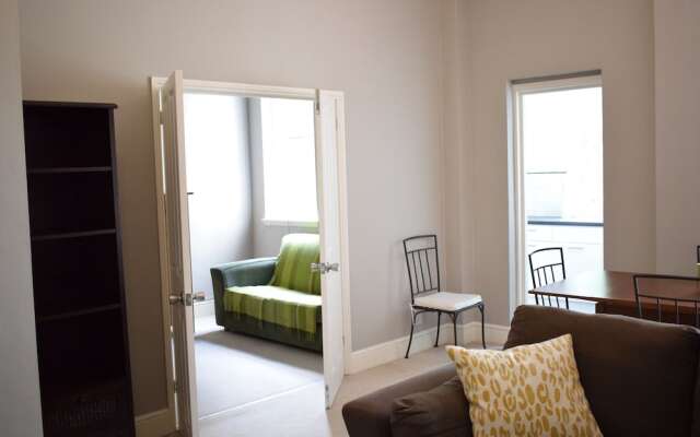 2 Bedroom Apartment With Balcony in Earls Court