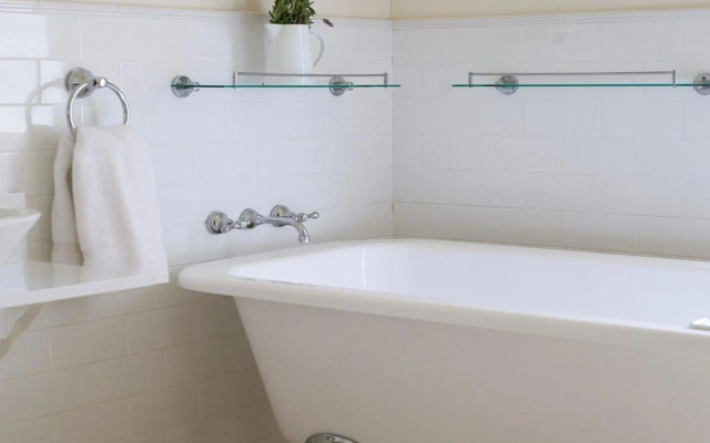 Robin Hill Manor - rambling retreat & tennis court